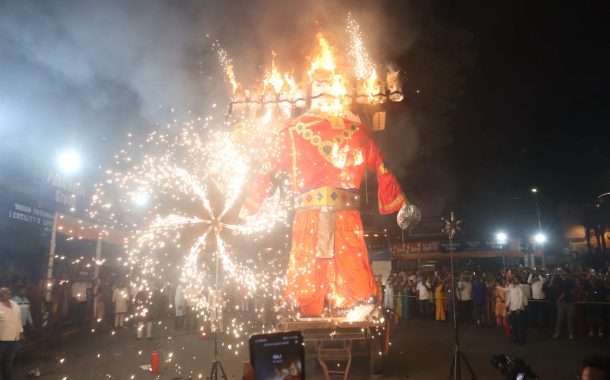 श्री महालक्ष्मी मंदिरासमोर प्रतिकात्मक रावण दहन 