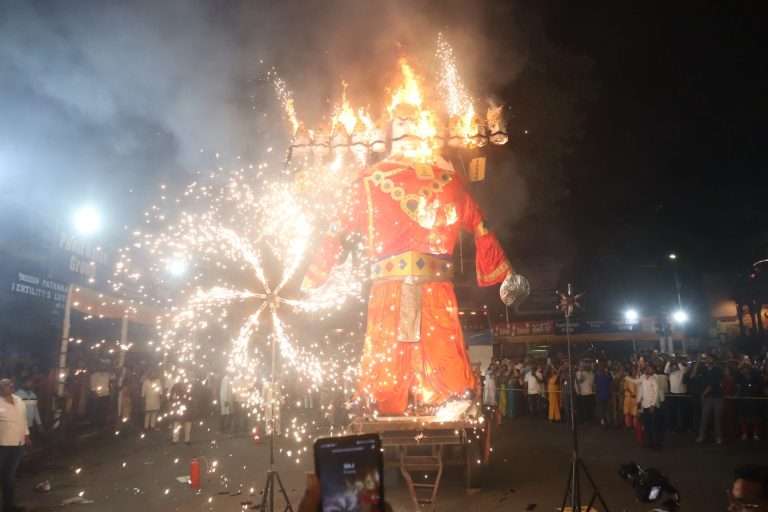 श्री महालक्ष्मी मंदिरासमोर प्रतिकात्मक रावण दहन 