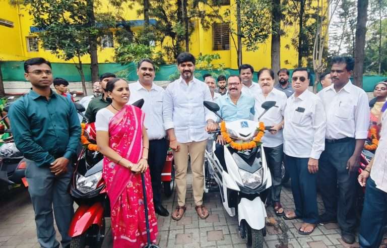सिद्धार्थ शिरोळे यांच्या आमदार निधीमधून १४ दिव्यांग बांधवांना ई स्कूटरचे वाटप