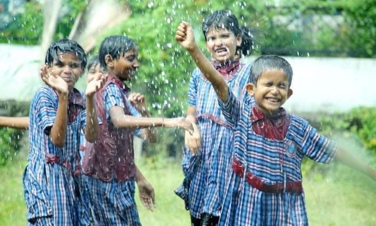 दृष्टीहीन मुलींनी लुटला सहलीचा ‘विशेष’ आनंद 