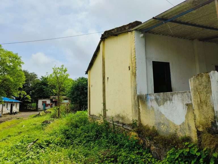 पैसे घेऊन चुकीची जमीन मोजणी करणाऱ्या भूमी अभिलेखच्या अधिकाऱ्यांना बडतर्फ करा