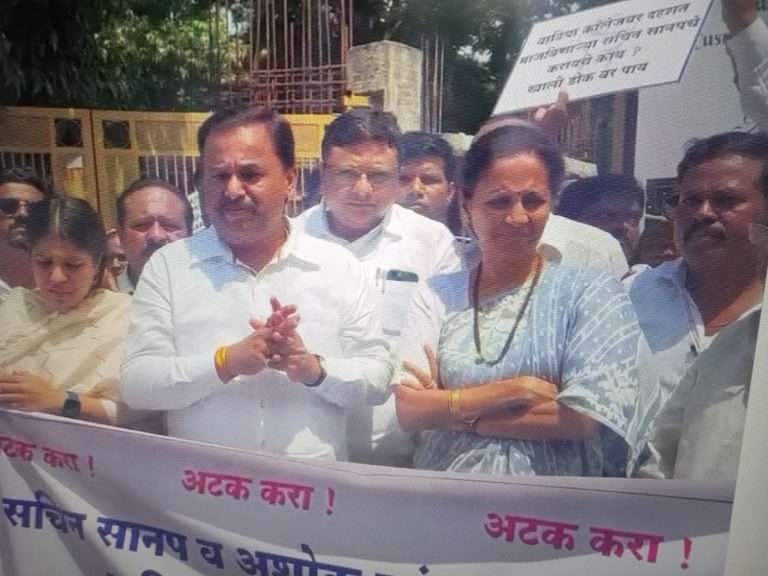 अल्पवयीन मुलीवर अत्याचार:वाडिया महाविद्यालयासमोर खा. सुप्रिया सुळे यांची निर्देशने