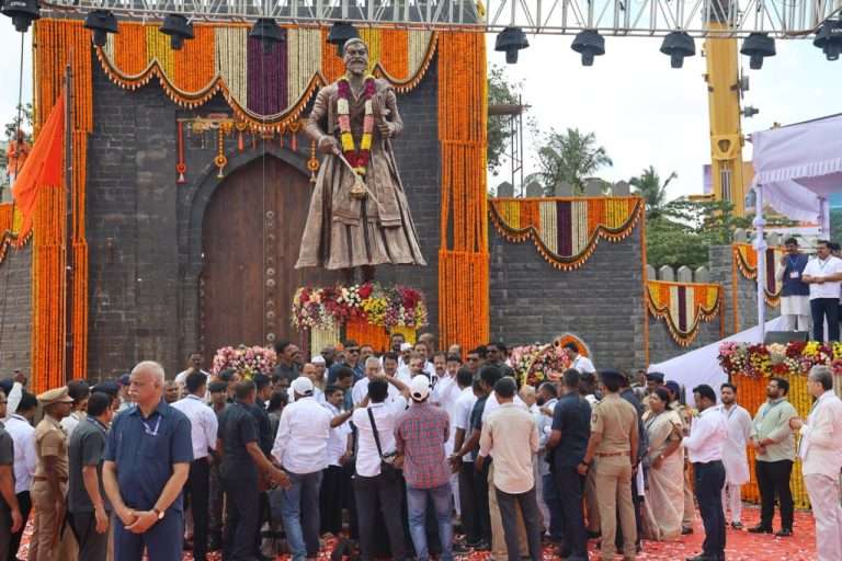 राहुल गांधी महाराष्ट्र दौऱ्यावर:कोल्हापुरात छत्रपतींच्या पूर्णाकृती पुतळ्याचे केले अनावरण