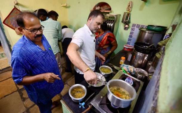 राहुल गांधी यांनी कोल्हापूरच्या अजित संधे यांच्या घरी दिलेल्या भेटीचे फोटो पहा ...