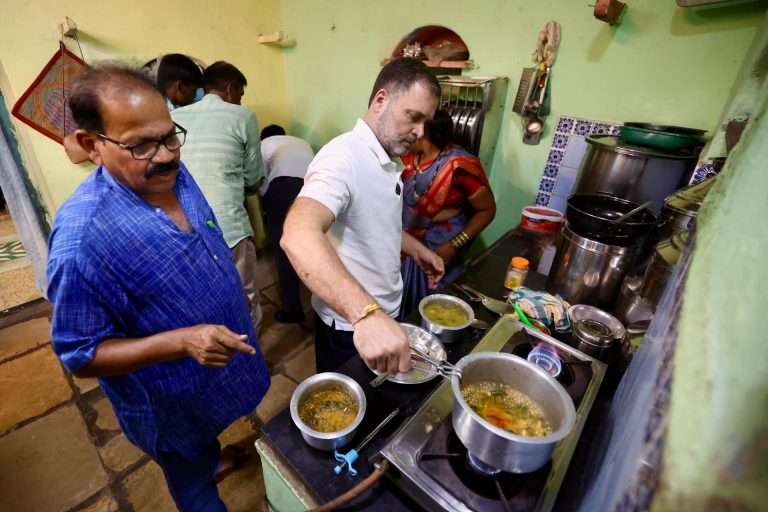 राहुल गांधी यांनी कोल्हापूरच्या अजित संधे यांच्या घरी दिलेल्या भेटीचे फोटो पहा …