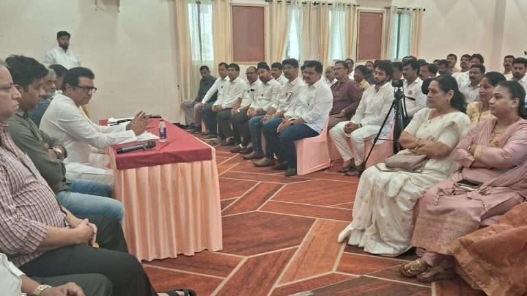 “जिंकण्यासाठीच्या लढाईला तयार रहा, आपण स्वतंत्रच लढणार” राज ठाकरेंचे पश्चिम महाराष्ट्रातील पदाधिकाऱ्यांना आदेश…