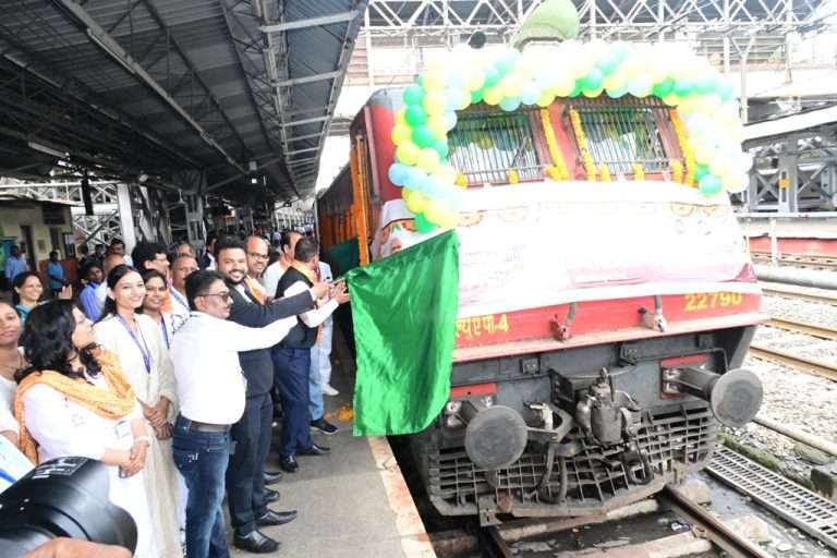 मुख्यमंत्री तीर्थदर्शन योजनेंतर्गत जिल्ह्यातील ८०० यात्रेकरू विशेष रेल्वेने अयोध्येकडे रवाना