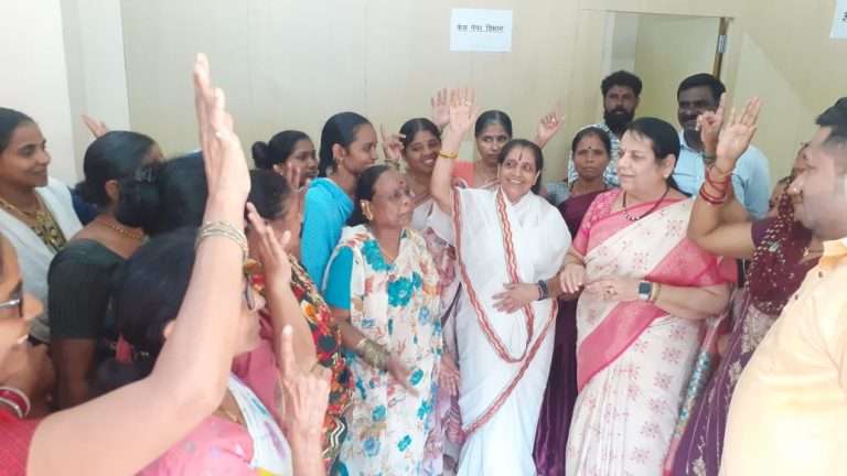 शिवाजीनगर येथील हिंदूहृदयसम्राट बाळासाहेब ठाकरे आपला दवाखान्याला विधानपरिषद उपसभापती डॉ. नीलम गोऱ्हे यांनी दिली भेट