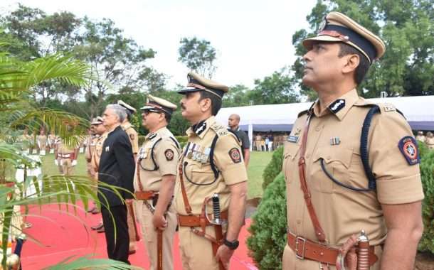 पोलीस हुतात्मा स्मृतिस्थळावर पोलीस दलाच्या वतीने आदरांजली