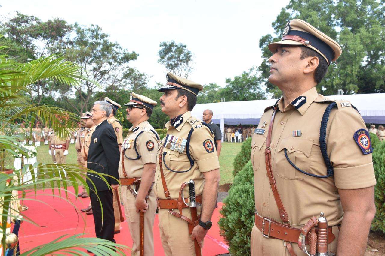 पोलीस हुतात्मा स्मृतिस्थळावर पोलीस दलाच्या वतीने आदरांजली