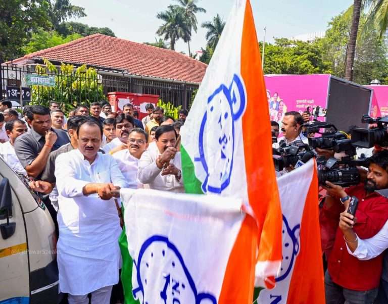 महायुती सरकारने राबवलेल्या कल्याणकारी योजनांची माहिती असलेल्या ‘एलईडी व्हॅन’ला अजितदादांनी दाखवला राष्ट्रवादीचा झेंडा