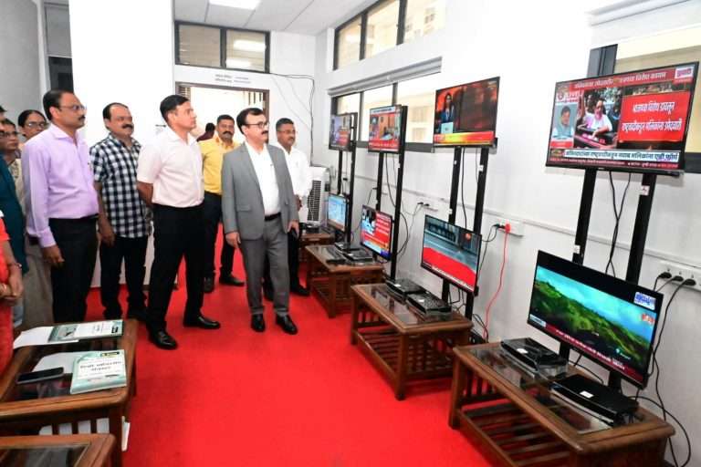 विभागीय आयुक्त डॉ.चंद्रकांत पुलकुंडवार यांची माध्यम कक्षाला भेट