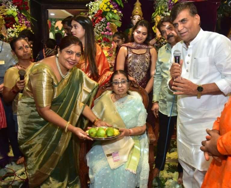 ज्येष्ठ पार्श्वगायिका उषा मंगेशकर यांनी घेतले श्री लक्ष्मी मातेचे दर्शन