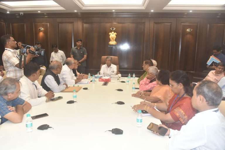 ज्येष्ठ नामवंत कलाकार श्री.लक्ष्मण श्रेष्ठ यांना कै. वासुदेव गायतोंडे कला जीवन गौरव पुरस्कार जाहीर