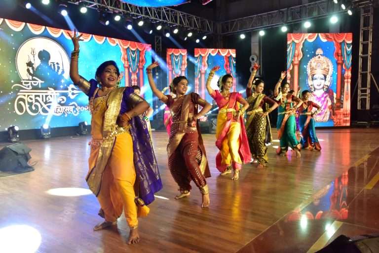 पुणे नवरात्रौ महोत्सवात सलग १२ तासांचा लावणी धमाका