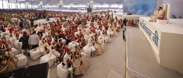 साधे विवाह व अध्यात्म यांच्या संगमाचे अनुपम दृश्य निरंकारी सामूहिक विवाह सोहळ्यात ९६ जोडपी विवाहबद्ध