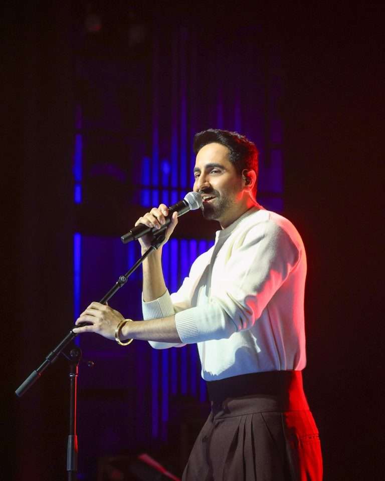 आयुष्मान खुरानाने त्याच्या पहिल्या लाईव्ह सिंगिंग परफॉर्मन्सचे श्रेय अरिजीत सिंगला दिले, म्हणाला  – “त्यामुळेच मला बँड तयार करून लाईव्ह परफॉर्म करायची प्रेरणा मिळाली!”