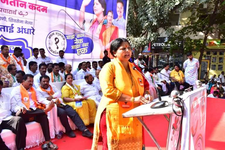 सुषमा अंधारे यांची फडणवीस यांच्यावर जहरी टीका