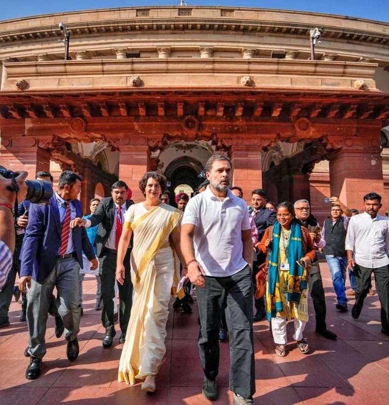 देशाचे तुकडे होऊ नये म्हणून लढलेल्या आजीच्या हत्येने वयाच्या 12 व्या वर्षी धक्का अन  19 व्या वर्षी वडिलांचे मद्रासहून वडिलांचे तुकडे आणले;तरीही संसदेपर्यंत पोहोचायला वयाचे ५२ वे वर्ष उजाडले