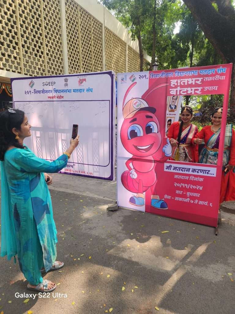 बालगंधर्व रंगमंदिर येथे मतदान जनजागृतीसाठी स्वाक्षरी मोहिम