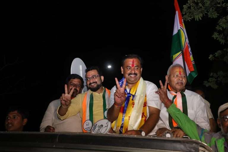 हडपसरमध्ये खासदार डॉ. अमोल कोल्हे यांची प्रशांत जगताप यांच्यासाठी भव्य बाईक रॅली