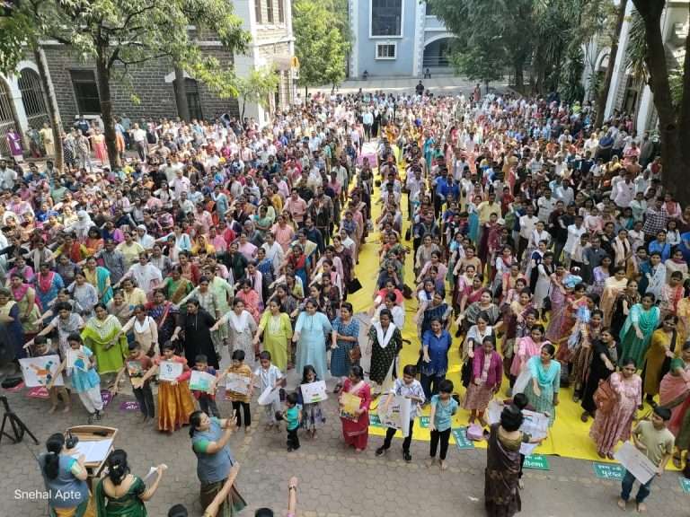 नवीन मराठी शाळेत मतदान जागृती संदर्भात मानवी साखळीचे आयोजन