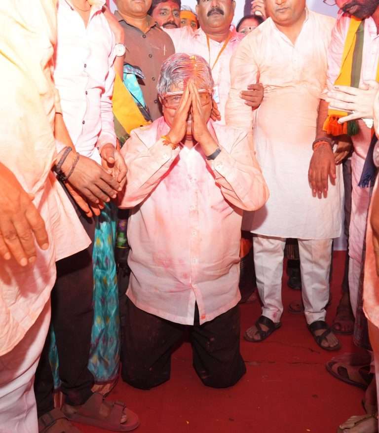 कार्यकर्त्यांना नामदार चंद्रकांतदादा पाटील यांचे साष्टांग दंडवत