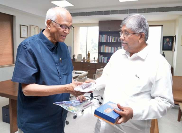 ज्येष्ठ शास्त्रज्ञ डॉ. रघुनाथ माशेलकर यांच्याकडून चंद्रकांतदादा पाटील यांचे कौतुक