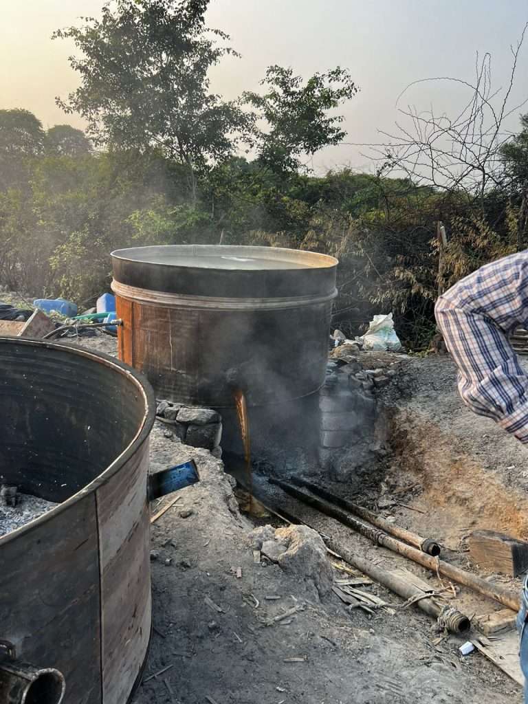 राज्य उत्पादन शुल्क पुणे विभागाच्या भरारी पथकाच्या कारवाईत २३ लाखाहून अधिक रुपयाचा मुद्देमाल जप्त