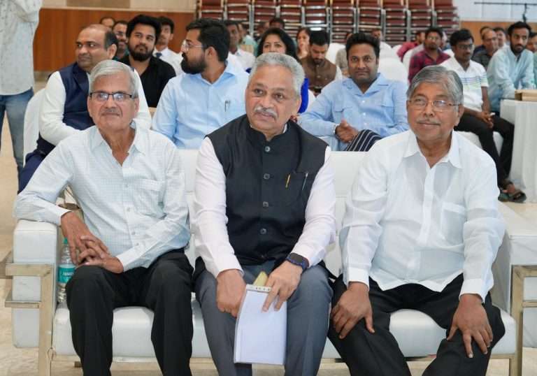 चंद्रकांतदादा पाटील यांच्या पाठीशी कोथरुडकरांनी खंबीरपणे रहावे!