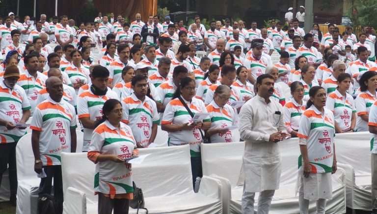 सामूहिक गायनानंतर ‌‘वंदे मातरम्‌‍‌’चा जयघोष‌‘एक पाऊल देशासाठी-वॉकेथॉन‌’मध्ये दोन हजार पुणेकरांचा सहभाग