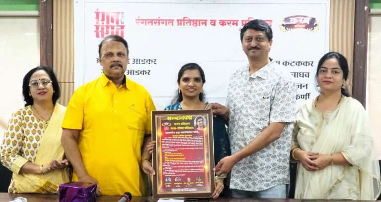 मला तुझा गाभारा येथुन फार मोकळा दिसला. ..