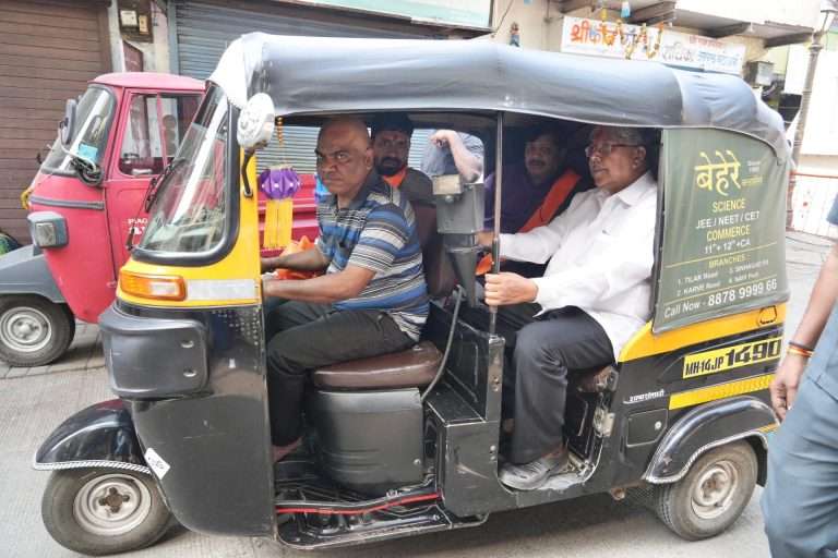 घरोघरी भेटीगाठी; अन् रिक्षातून प्रवास