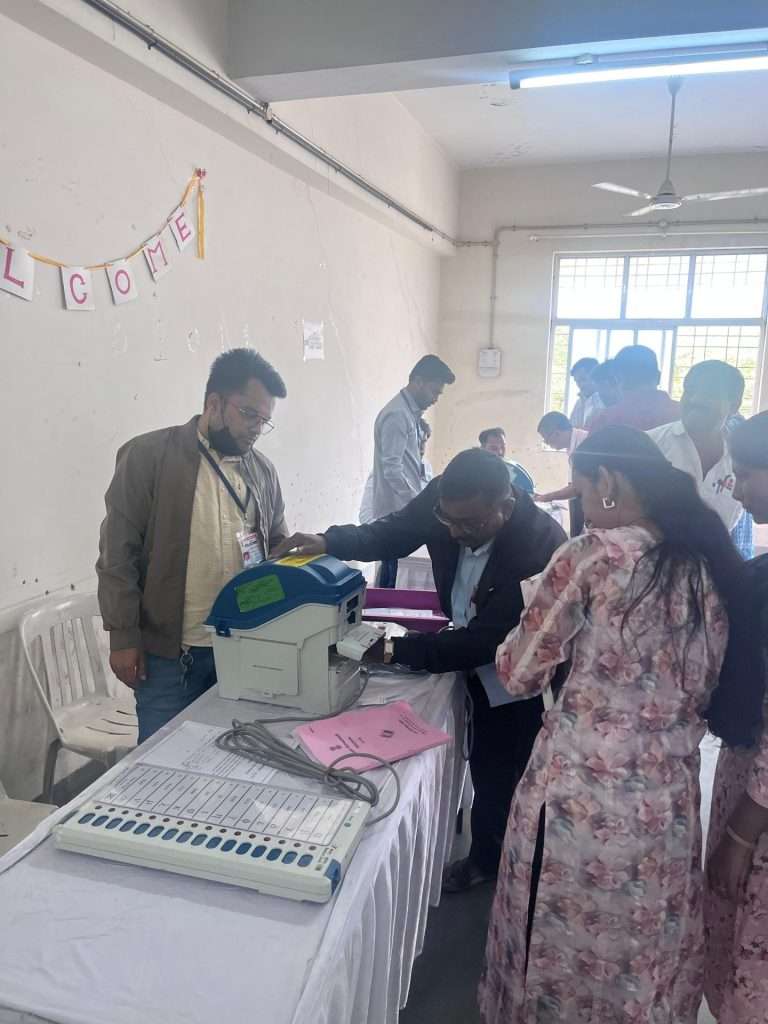 खडकवासलात ईव्हीएम, व्हीव्हीपॅट, आणि ‘चक्रीका ॲप’साठी प्रशिक्षण शिबीर यशस्वीरीत्या संपन्न