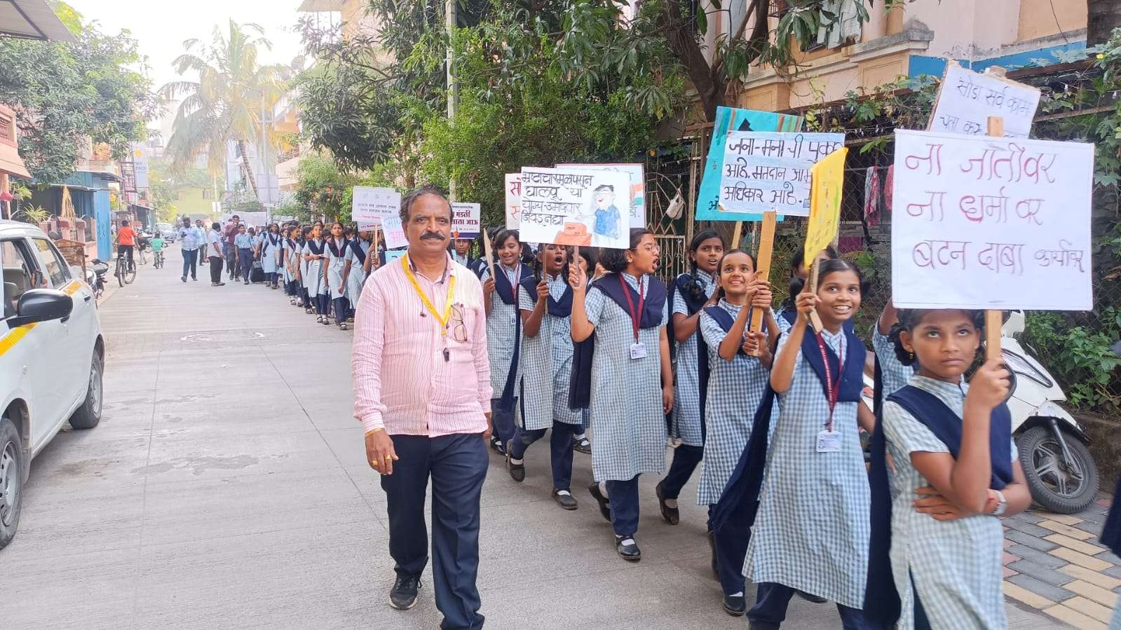 रांगोळी, रॅली आणि ढोल ताशांच्या गजरात विद्यार्थ्यांनी पटवून दिले मतदानाचे महत्त्व