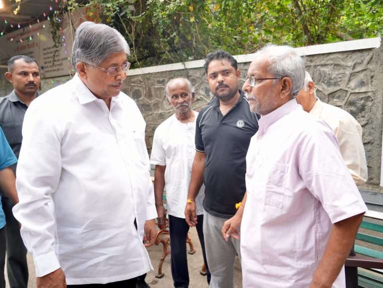 रा. स्व. संघाचे ज्येष्ठ स्वयंसेवक अरविंद कोल्हटकरांचे  चंद्रकांतदादांना आशीर्वाद