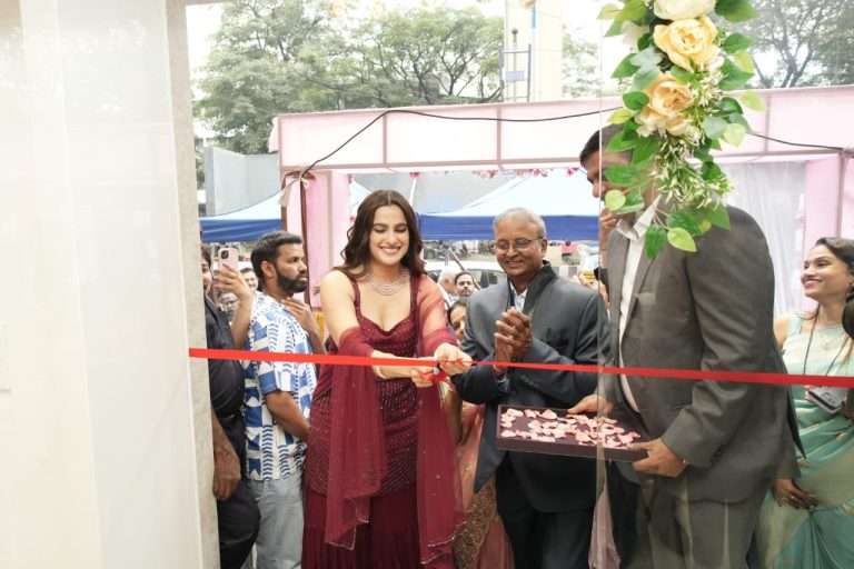 अभिनेत्री प्रिया बापट यांच्या हस्ते पुण्यात लाईमलाईट डायमंड्सच्या पहिल्या स्टोअरचे उद्घाटन