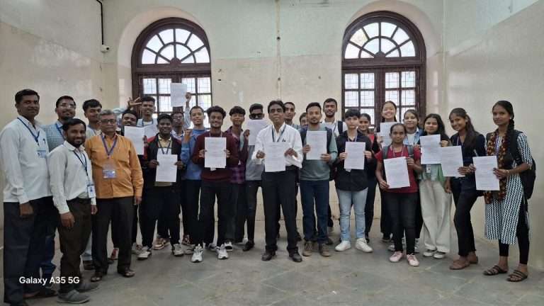 कॅन्टोन्मेंट मतदार संघातील शाळा, महाविद्यालयांमध्ये साडेसात हजार संकल्प पत्रांचे वाटप