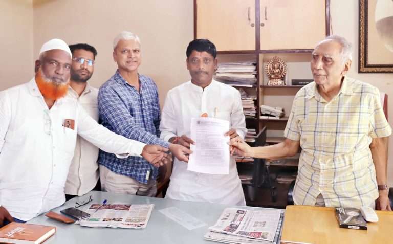 आमदार रवींद्र धंगेकर यांनी घेतले बाबा आढाव यांचे आशीर्वाद-रिक्षा पंचायतीच्या मागण्या विधानसभेत मांडणार