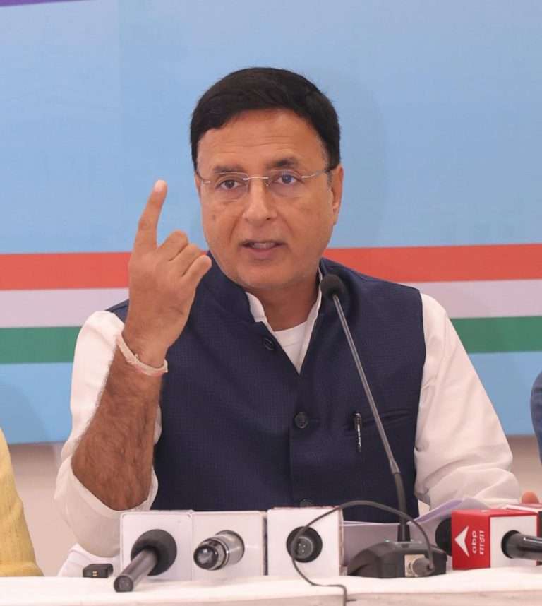 मुंबई अदानीकडे ठेवली गहाण ,९९० एकर जमीन अदानीच्या घशात.