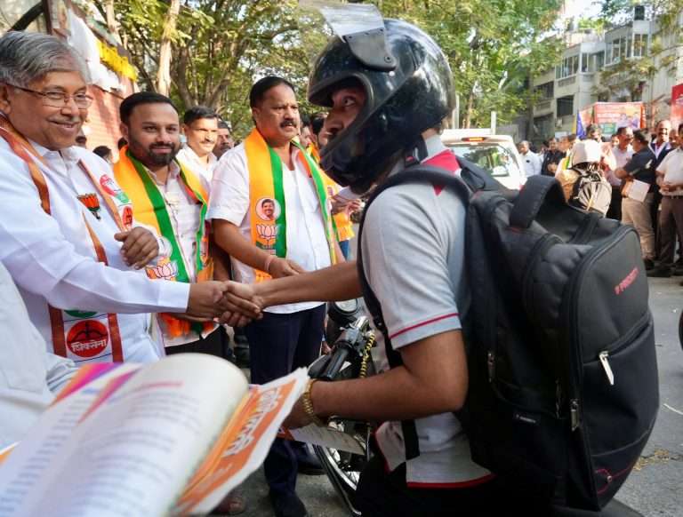 चंद्रकांतदादा पाटील यांचा कमिन्सच्या कर्मचाऱ्यांशी संवादाने प्रचाराचा समारोप