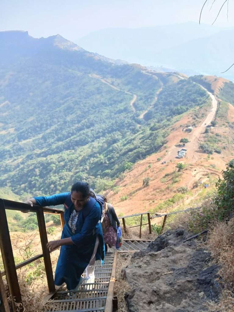 रायरेश्वर मतदान केंद्रावर पोहोचण्यासाठी मतदान कर्मचाऱ्यांचा पायी प्रवास
