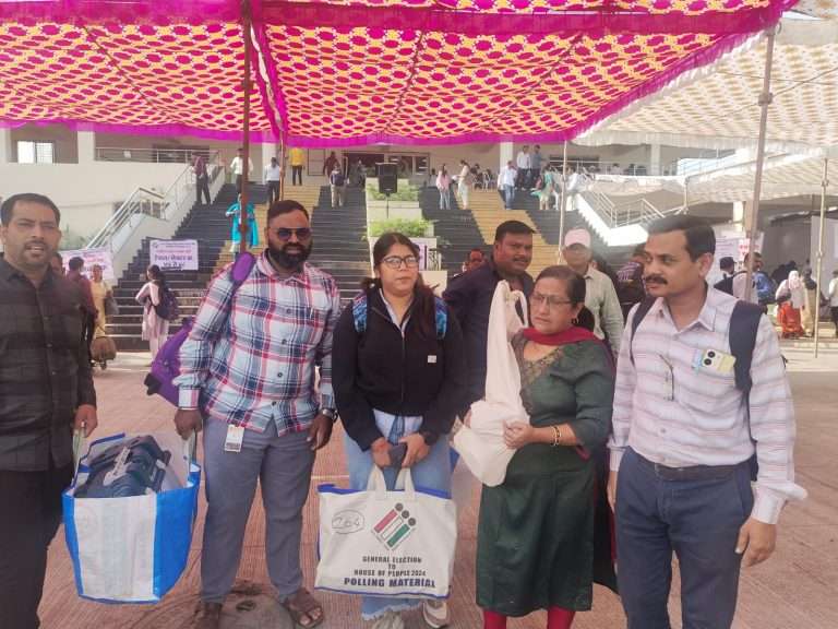 मतदान साहित्यासह पथके मतदान केंद्रांकडे रवाना-निवडणूक निर्णय अधिकारी अनिल पवार