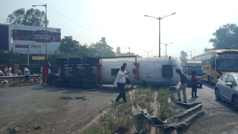 मुंबई -पुणे महामार्गावर कात्रजकडे जाणार्‍या वारजे पुलावर गॅस वाहतूक करणारा टँकर उलटल्याने वाहतूक ठप्प