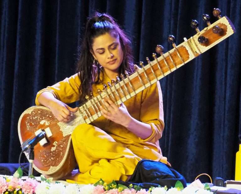 सतार, सरोद आणि व्हायोलीन वादनातून साधला सुरांचा ‌‘त्रिवेणी‌’ संगम
