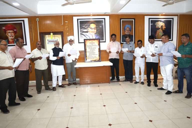 संविधान दिनानिमित्त टिळक भवनमध्ये संविधानाच्या उद्देशिकेचे वाचन.