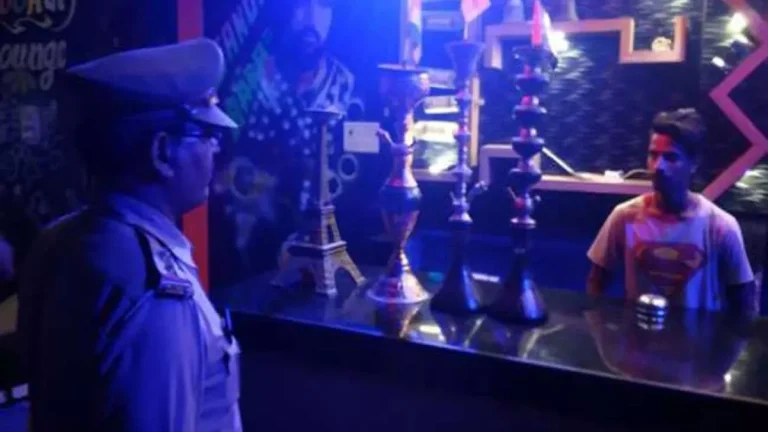 अवैध हुक्का पार्लर चालवणाऱ्या हॉटेल चालकासह 4 जणांवर गुन्हा दाखल