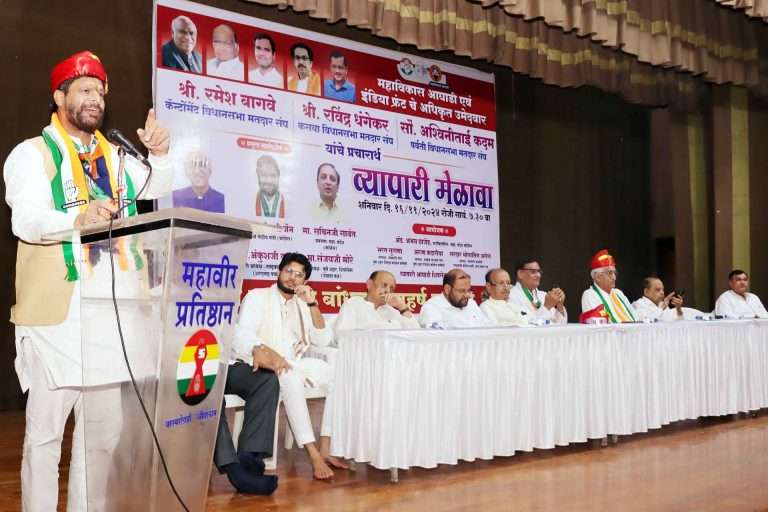 भाजपचे आमदार व्यापाऱ्यांना धमकावतात