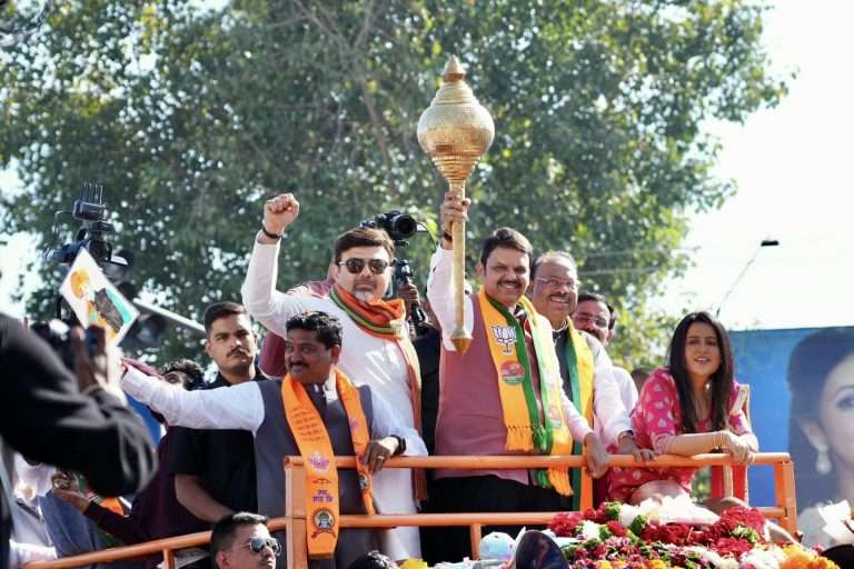 आज शपथ घेणाऱ्या मंत्र्यांचा कार्यकाळ अडीच वर्षांचा असेल-देवेंद्र फडणवीसांचे नागपुरात जल्लोषात स्वागत