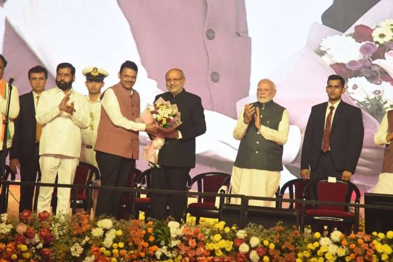 अखेर मोदी-शहांच्या उपस्थितीत मुख्यमंत्रीपदी फडणवीस तर उपमुख्यमंत्री म्हणून एकनाथ शिंदे आणि अजित पवारांचा शपथविधी समारंभ संपन्न – सिलेब्रीटींची आणि उद्योजकांची मंदियाळी